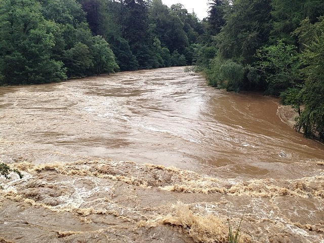 வெள்ளத்தில் 12 மணி நேர போராட்டம்.. மகளுக்காக உயிரை கையில் பிடித்துக்கொண்டிருந்த தாய் ! நடந்தது என்ன?