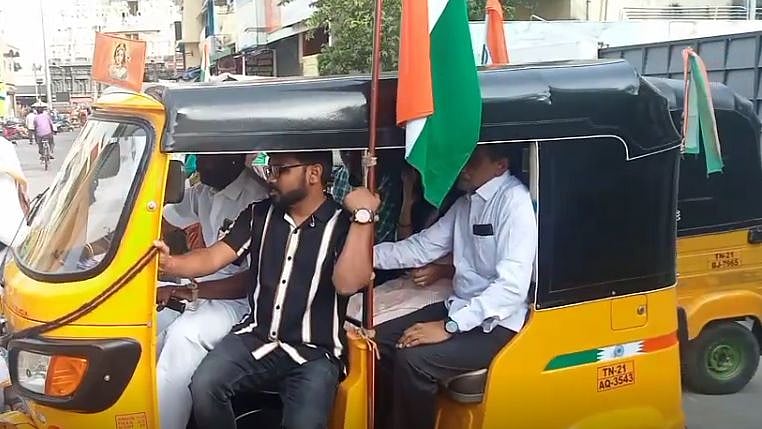 சுதந்திர தினத்தில் பொதுமக்களுக்கு ஆட்டோ ஓட்டுநர் கொடுத்த Surprise Gift.. அது என்ன தெரியுமா?