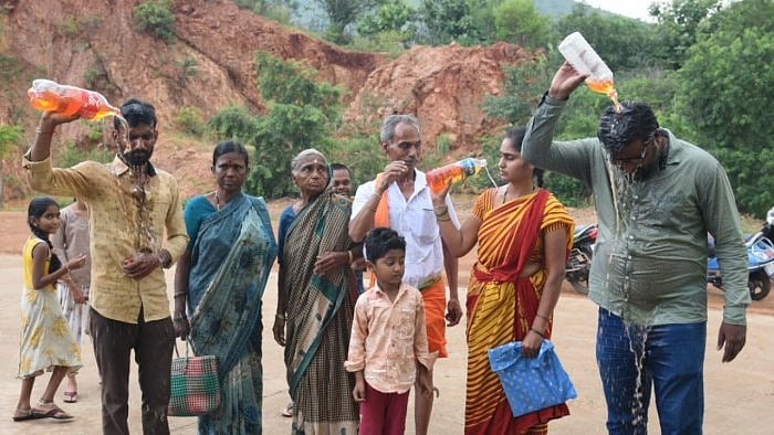 ஆக்கிரமிப்பு குறித்து புகார் அளித்ததால் மிரட்டல்..பாஜக அமைச்சரை கண்டித்து குடும்பத்தோடு தற்கொலை முயற்சி! 