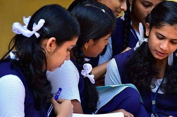 மாணவர்களுக்குக் கல்விக் கட்டணத்திலிருந்து விலக்கு.. பள்ளிக்கல்வித்துறையின் உத்தரவு யாருக்குப் பொருந்தும்!