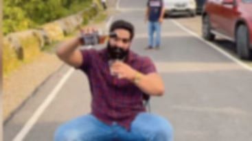 நடுரோட்டில் அமர்ந்து மது குடித்த Instagram பிரபலம் : காப்பு மாட்டிய காவல்துறை!