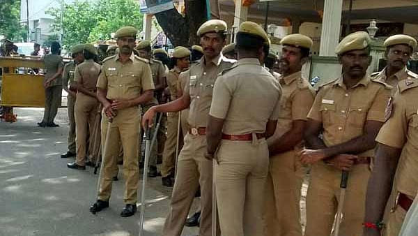 தமிழ்நாட்டு போலிஸார் விசாரணைக்கு பயந்து தலைமறைவான புதுச்சேரி MLA மகன்: நடந்தது என்ன?