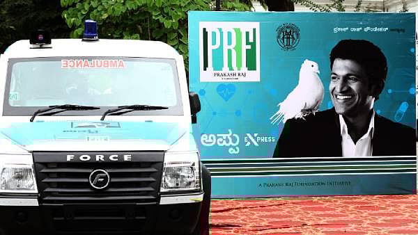 'அப்பு எக்ஸ்பிரஸ்' : புனித் ராஜ்குமார் நினைவாக ஆம்புலன்ஸை நன்கொடையாக அளித்த நடிகர் பிரகாஷ்ராஜ்..