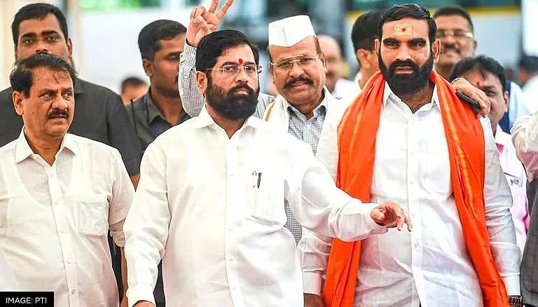 ‘என்னடா சோறு போடுறீங்க?’ : ஹோட்டல் மேனேஜரை தாக்கிய ஏக்நாத் ஷிண்டே ஆதரவு MLA - வைரலாகும் வீடியோ !