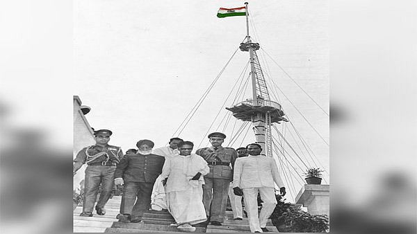 "பிரிட்டிஷாரின் ஆசையில் மண்ணைப் போட்டு, நாட்டை பொன்னைப் போல பாதுகாத்தவர் நேரு" - முரசொலி புகழாரம் !