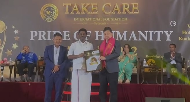 Pride of Humanity : சொன்னதை செய்த தி.மு.க.. மலேசியாவில் விருது பெற்ற தி.மு.க MLA !