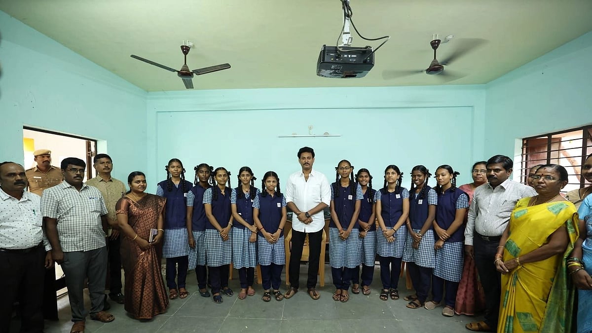 இஸ்ரோ சாட்டிலைட் வடிவமைத்த அரசு பள்ளி மாணவிகள்.. நேரில் சென்று பாராட்டிய அமைச்சர் அன்பில் மகேஸ்!