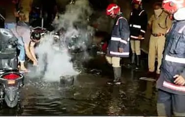 ஷோரூமில் தீ விபத்து.. எரிந்து நாசமான 10 மின்சார ஸ்கூட்டர்கள்: விபத்திற்கு காரணம் என்ன?