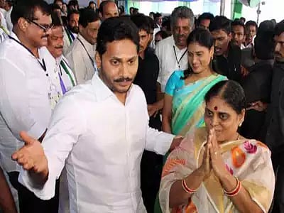 ஆந்திர முதல்வரின் தாய் சென்ற காரின் இரண்டு டயர்களும் வெடித்து விபத்து.. திட்டமிட்ட தாக்குதலா என சர்ச்சை?