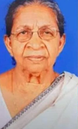 "மகிழ்ச்சியோடு வழியனுப்புகிறோம்" : இறந்தவருடன் சிரித்தபடி புகைப்படம் எடுத்த உறவினர்கள் !