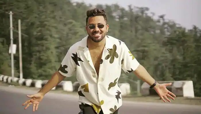 பிரபல பாடகர் மீது இளம்பெண் பாலியல் வன்கொடுமை புகார்.. ஆடை வடிவமைப்பாளரின் புகாரால் பரபரப்பில் பாலிவுட் !