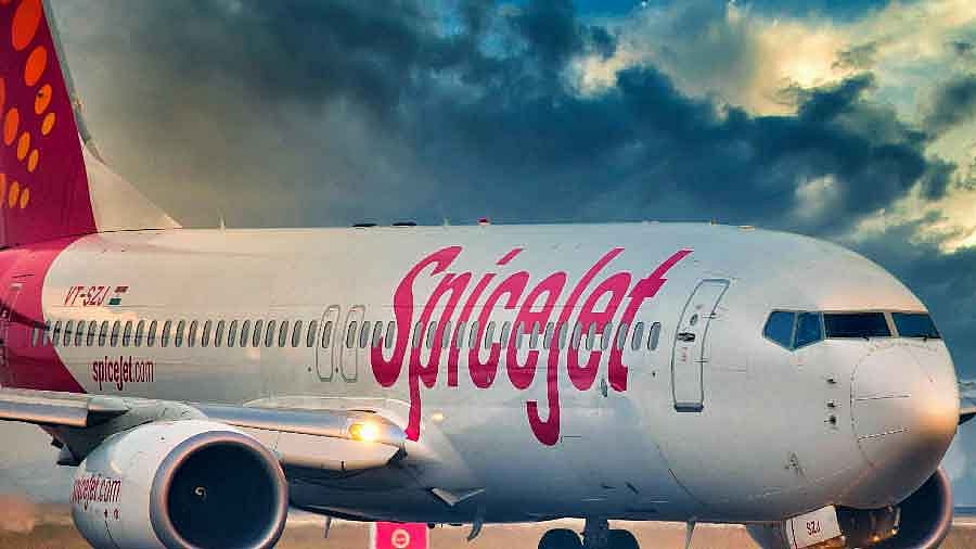 பயணிகளை 1 கி.மீ நடக்க வைத்த SPICEJET .. விமான நிறுவனத்தை வறுத்தெடுக்கும் பயணிகள் !  இதுதான் காரணமா ?