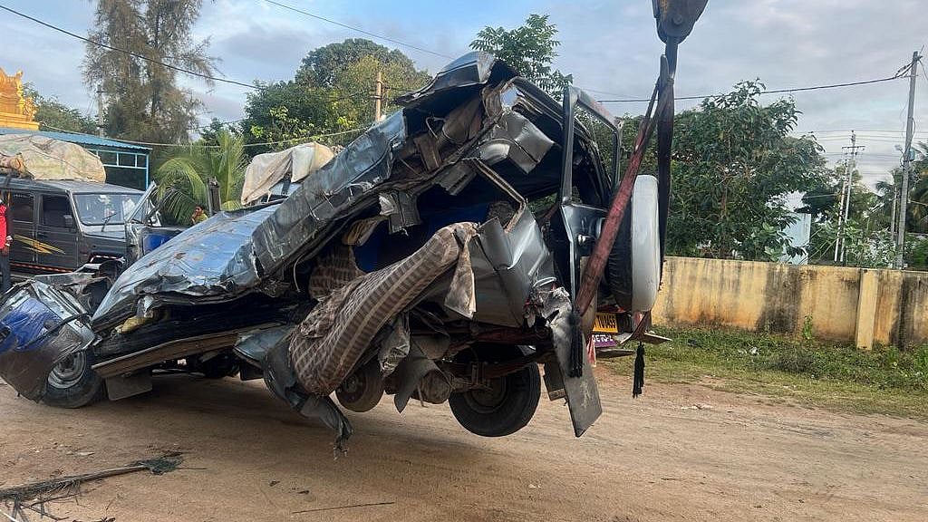 அதிகாலையில் நடந்த கோர விபத்து.. 2 குழந்தை உட்பட 9 பேர் உடல் நசுங்கி பலி: 14 பேர் கவலைக்கிடம்!