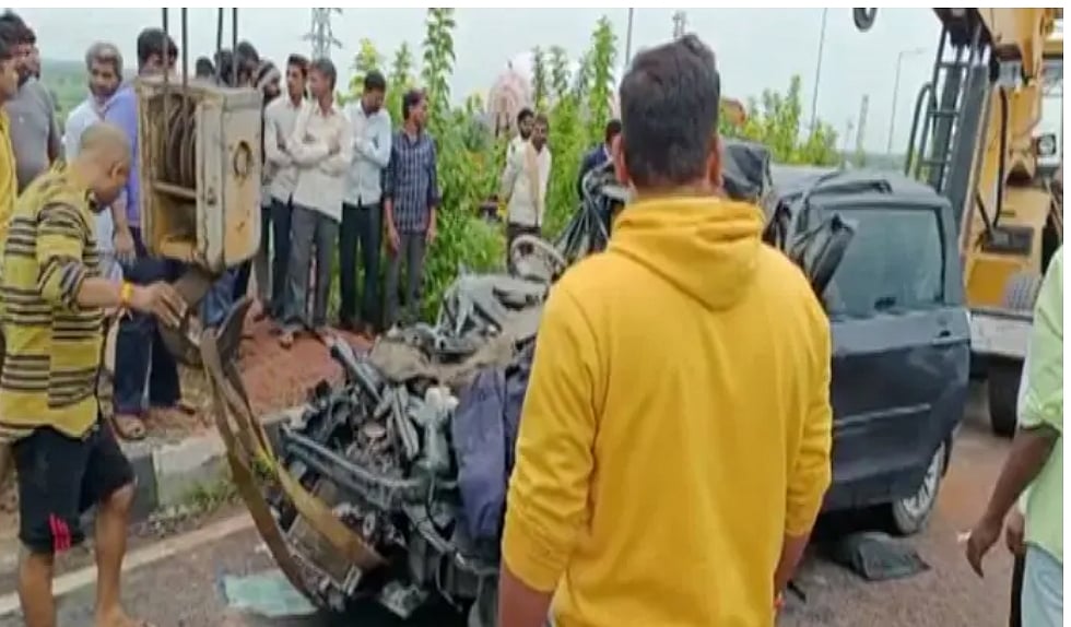 கண்டெய்னர் லாரி மீது மோதிய கார்.. ஒரே குடும்பத்தைச் சேர்ந்த 2 வயது குழந்தை உட்பட 5 பேர் பலி!