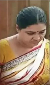 கிரிக்கெட் மட்டையால் கணவர் கொலை.. மகனை மாட்டி விட்ட கொடூர தாய்.. வெளியான அதிர்ச்சி காரணம் !