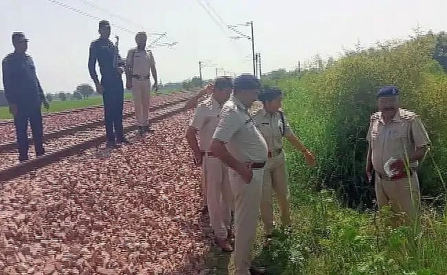 அரியானா : பாலியல் அத்துமீறல் : ஓடும் இரயிலில் இருந்து தள்ளி இளம்பெண் கொலை.. குழந்தை கண்முன் நடந்த கோரம் !