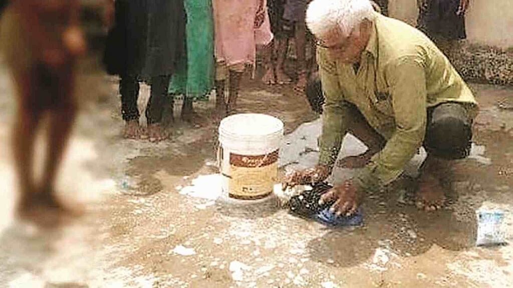 ம.பி: பழங்குடியின சிறுமியின் அழுக்கு ஆடையை துவைத்த ஆசிரியர் சஸ்பெண்ட்..நல்லது செய்ய நினைத்து நடந்த சோகம்!