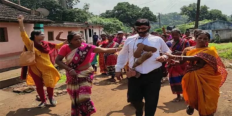 வகுப்பறையில் மாணவிகளுக்கு ஆபாச படம் காட்டிய ஆசிரியர்.. தக்க பாடம் புகட்டிய ஜார்க்கண்ட் மக்கள்!