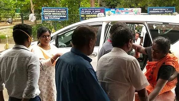 சாலை விபத்தில் காயமடைந்த பெண்.. தனது காரிலேயே மருத்துவமனையில் சேர்த்த மயிலாடுதுறை ஆட்சியர்!