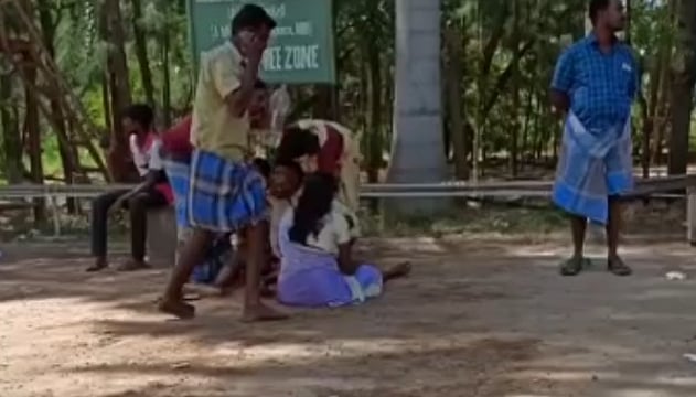 இரு சக்கர வாகனத்தின் மீது மோதிய லாரி.. வீடு திரும்பிய இரட்டை சகோதரிகளுக்கு நேர்ந்த கொடூரம்!