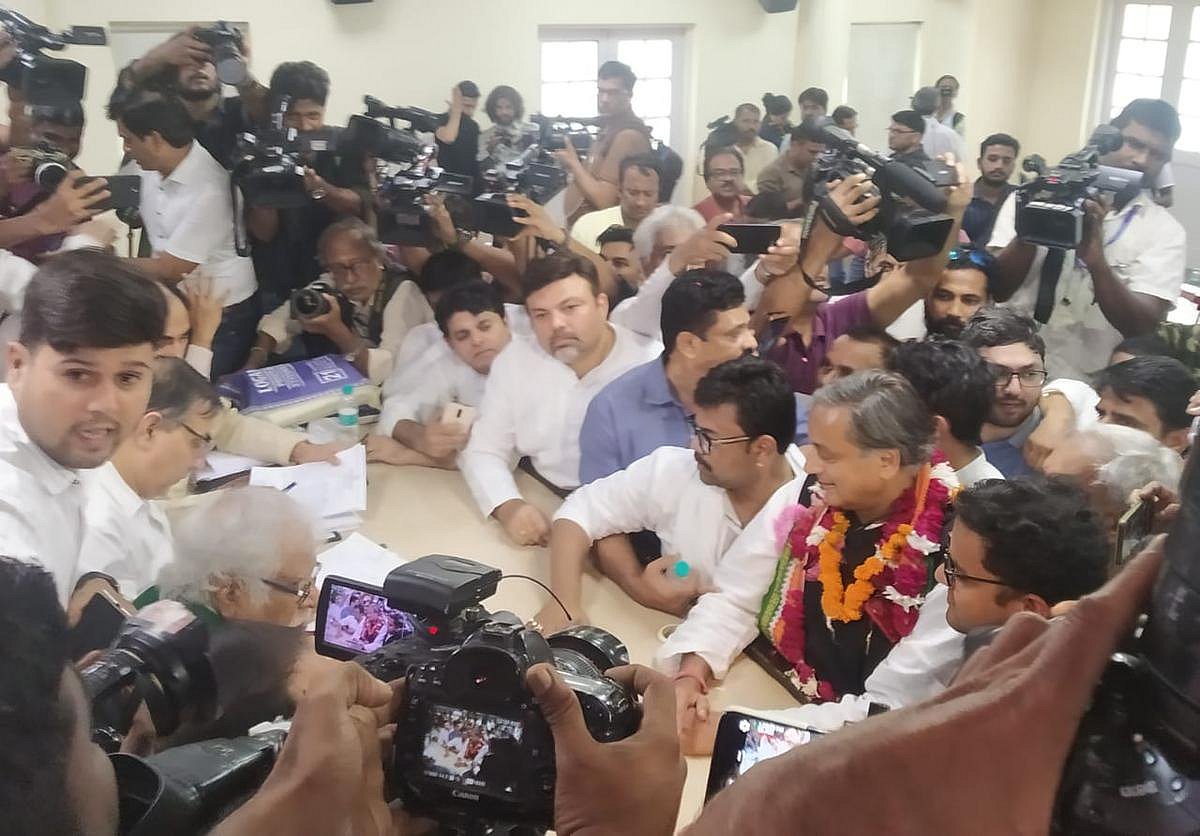 காங்கிரஸ் தலைவர் தேர்தல்.. வேட்புமனு தாக்கல் செய்த மூத்த தலைவர்கள்: யார் அந்த 3 பேர்?