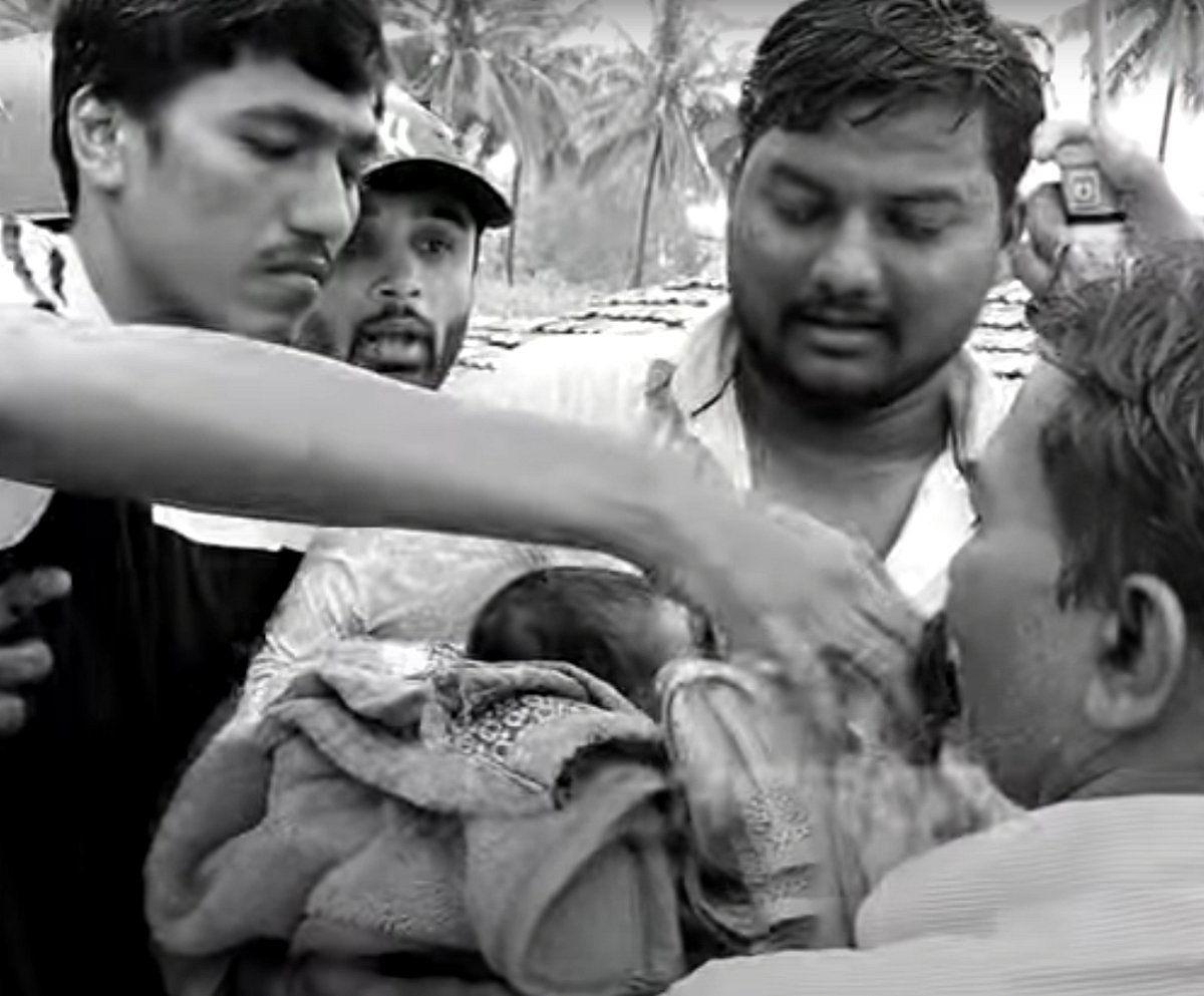 கர்நாடகா : வெள்ளத்தில் சிக்கிய வீடு.. தவித்த தாய், பச்சிளம் குழந்தை.. ஓட்டை உடைத்து காப்பாற்றிய மக்கள் !