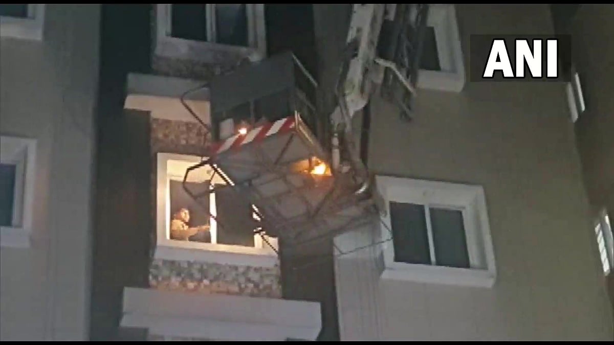 E-Bike ஷோரூமில் திடீரென பற்றிய தீ.. 8 பேர் பரிதாப பலி.. இரவில் நடந்த சம்பவத்தால் தெலுங்கானாவில் சோகம் !