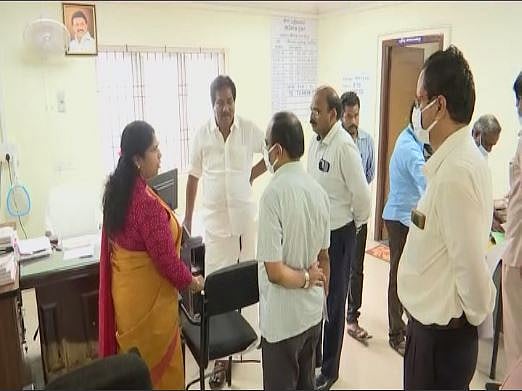 திடீர் ஆய்வு..  ஆவணங்களை முறையாக பராமரிக்காத 5 அதிகாரிகள் பணியிட மாற்றம்: அமைச்சர் மூர்த்தி அதிரடி!