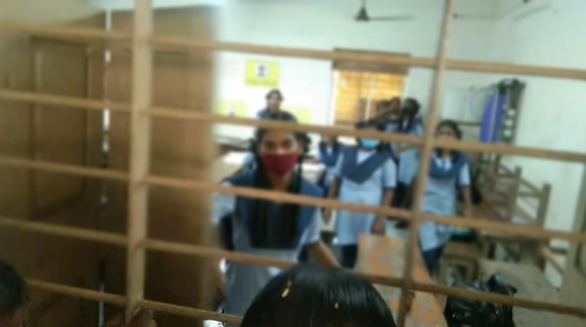 பெற்றோர் கண்முன்னே வகுப்பறையில் மோதிக்கொண்ட பள்ளி மாணவிகள் - புதுச்சேரியில் நடந்த அவலம்!