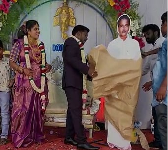 பரிசளித்த நண்பர்கள்..  மணமேடையிலேயே தேம்பித் தேம்பி  அழுத  மாப்பிள்ளை: அப்படி என்ன பரிசு அது?
