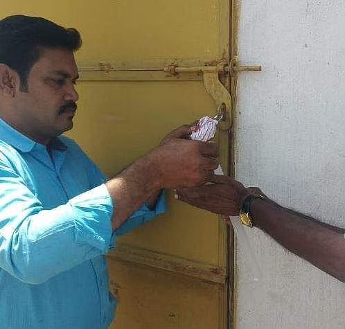 சிறார்களுக்கு தின்பண்டம் வழங்க மறுப்பு :5 பேர் மீது வழக்கு, 2 பேர் கைது - அரசு தரப்பில் வெளியான விளக்கம்!