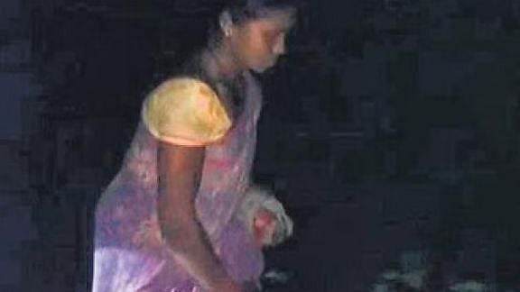 சாலையில் பெண்ணுக்கு பிரசவம்.. 2 கிலோ மீட்டர் பெற்ற குழந்தையை நடந்தே தூக்கி சென்ற தாய்: ஒடிசாவில் அவலம்!