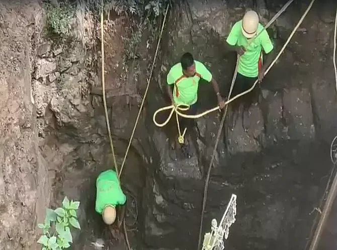 பாம்பு பிடி வீரரின் உடலை சுற்றிக்கொண்ட மலைப்பாம்பு.. இறுதியில் நடந்த சோகம்.. கிருஷ்ணகிரியில் அதிர்ச்சி !