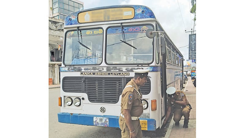 இலங்கை : கிரிக்கெட் போட்டியை காண சென்ற ஓட்டுநர்கள்.. காதலியை பார்க்க அரசு பேருந்தை திருடிய சிறுவன் !