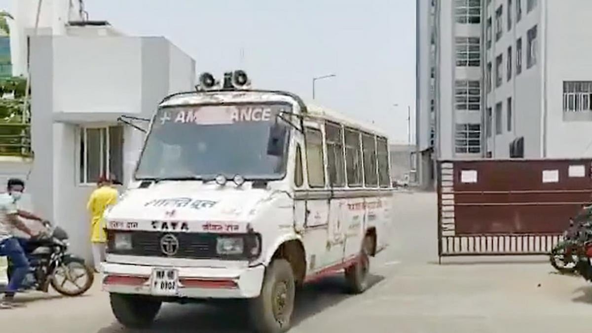 காதலியின் பிணத்தை ஆம்புலன்சில் கடத்திய காதலன்.. சினிமா பாணியில் சுற்றிவளைத்து மடக்கி பிடித்த காவல்துறை.. 