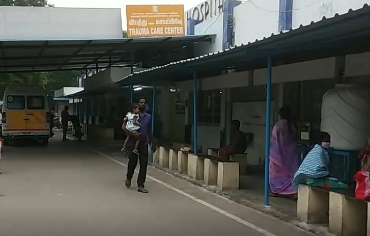 இருசக்கர வாகனத்தில் மகிழ்ச்சியாக சென்ற குடும்பம்..  கணவர் கண்முன்னே மனைவி, குழந்தைக்கு நடந்த கொடூரம்!