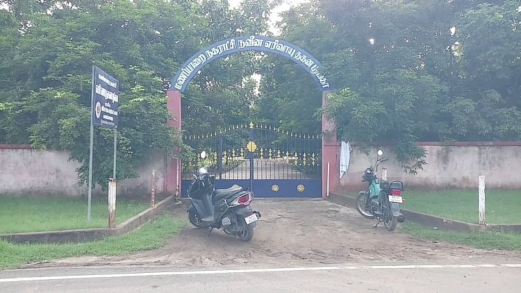 கைவிட்ட உறவினர்கள்.. அதிகாலையில் தாயின் சடலத்தை 3 கி.மீ வீல் சேரில் தள்ளி சென்ற மகன்.. திருச்சியில் சோகம்