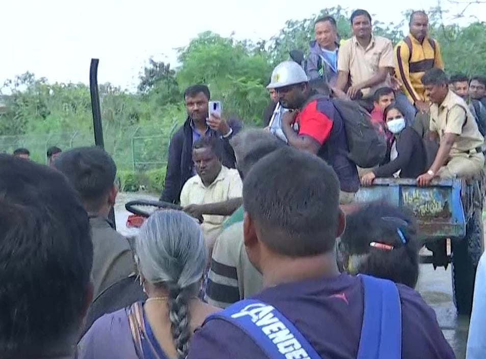 லீவு இல்ல.. ரூ. 50 கொடுத்து டிராக்டர்களில் அலுவலகம் செல்லும் IT நிறுவன ஊழியர்கள்!