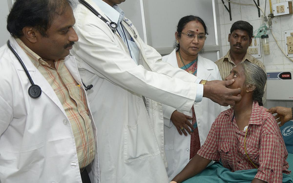 "இந்த அரசு மக்களுக்கானது என்பதை உணர அரசு மருத்துவமனைக்கு போய் பாருங்கள்.." - இணையத்தில் வைரலாகும் பதிவு !