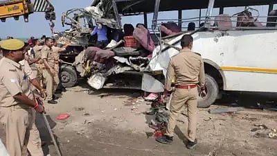 தனியார் பேருந்து மீது நேருக்கு நேர் மோதிய லாரி.. விபத்தில் சிக்கி 8 பேர் பலி: காலையில் நடந்த கோர விபத்து!