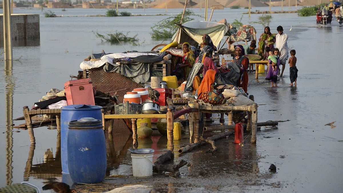 பாகிஸ்தான் : வெள்ள பாதிப்பு நிவாரணப்பொருள் உணவு தாமதம்.. 6 வயது சிறுமி பரிதாபமாக உயிரிழப்பு !