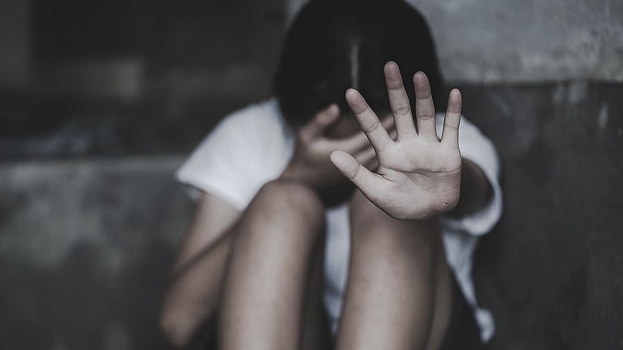 மிரட்டி பாலியல் வன்கொடுமை.. 8-ம் வகுப்பு மாணவிக்கு தலைமையாசிரியர், ஆங்கில ஆசிரியரால் நேர்ந்த சோகம் ! 