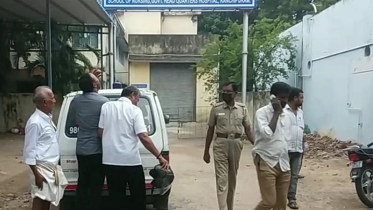 இருசக்கர வாகனத்தில் மகிழ்ச்சியாக சென்ற குடும்பம்..  கணவர் கண்முன்னே மனைவி, குழந்தைக்கு நடந்த கொடூரம்!