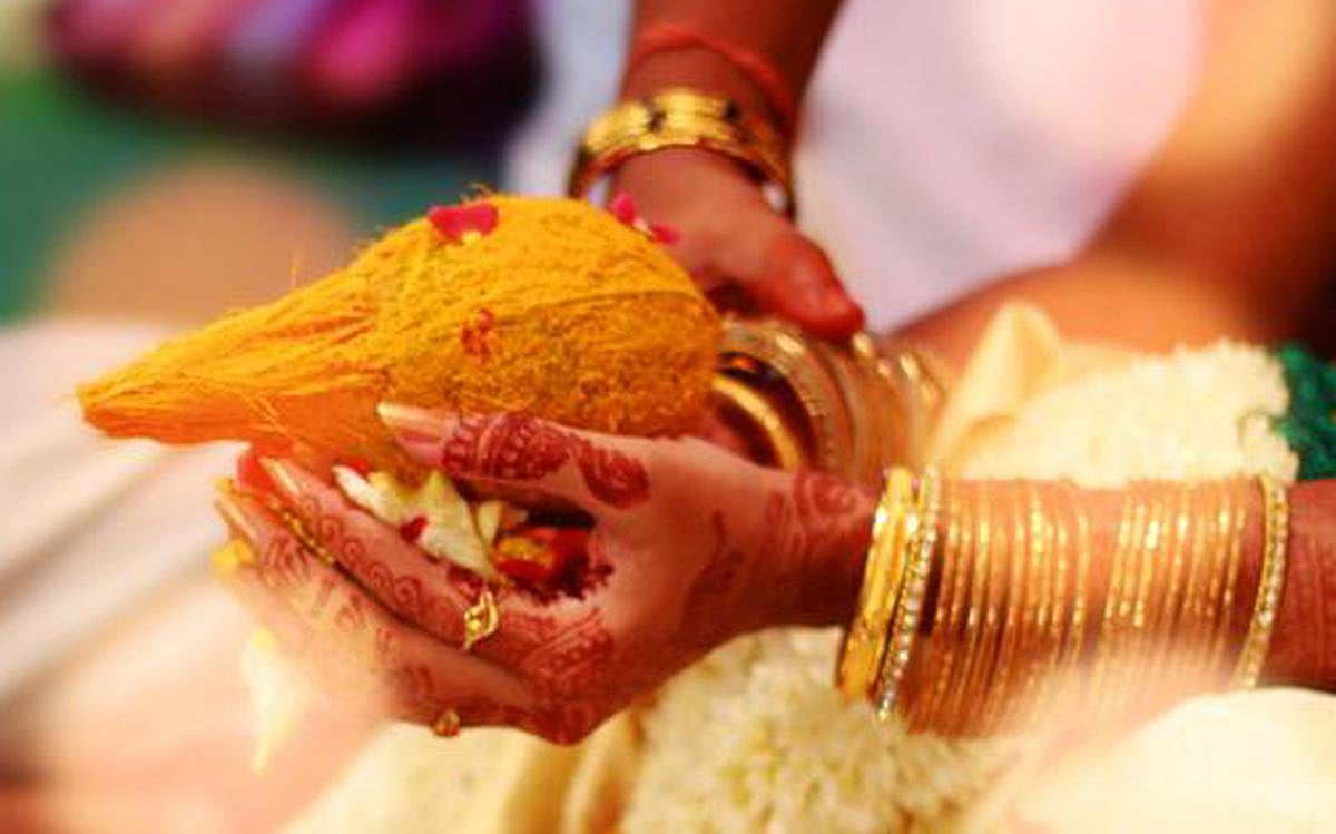 திருமணம் முடிந்து 10நாட்கள் கூட ஆகாத புதுமணப்பெண் தற்கொலை :மனமுடைந்த மாப்பிள்ளையும் தற்கொலை-பின்னணி என்ன?