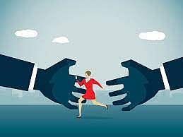 சினிமா வாய்ப்பு தருவதாக ஆபாச படம்.. ஏமாந்த 100-க்கும் மேற்பட்ட இளம்பெண்கள்.. சிக்கிய மர்ம கும்பல் !