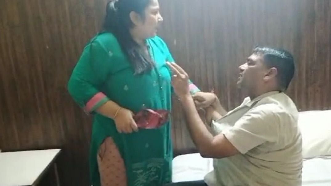 ஓட்டலில் வேறு ஒரு பெண்ணுடன் தனியாக இருந்த கணவன்.. கையும் களவுமாகப் பிடித்த மனைவி செய்த பகீர் காரியம்!