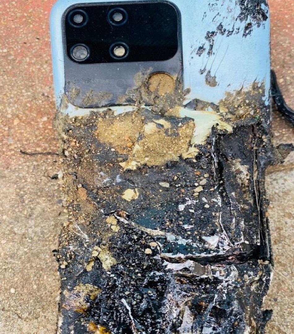 பைக்கில் செல்லும்போது திடீரென வெடித்த புதிய செல்போன்.. தீப்பிடித்து சிறுவனுக்கு நேர்ந்த சோகம் !