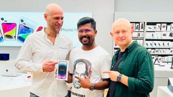 ஒரு நாள் கூட காத்திருக்க முடியாத IPhone வெறியர்.. 40 ஆயிரம் ரூபாய் செலவில் துபாய் பயணம் ! பின்னணி என்ன ?
