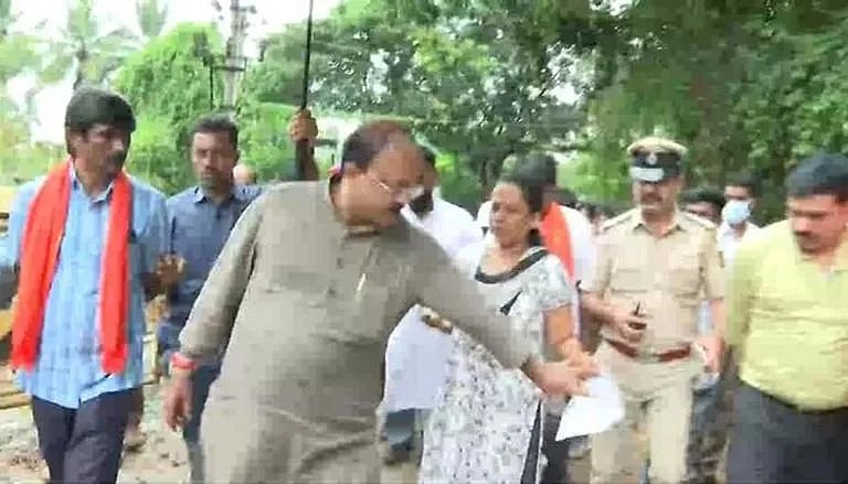 பெண்ணிடம் அநாகரீகமாக நடந்த பா.ஜ.க MLA.. 'பாலியல் வன்கொடுமையா செய்தேன் ?' என கேட்டதால் அதிர்ச்சி !