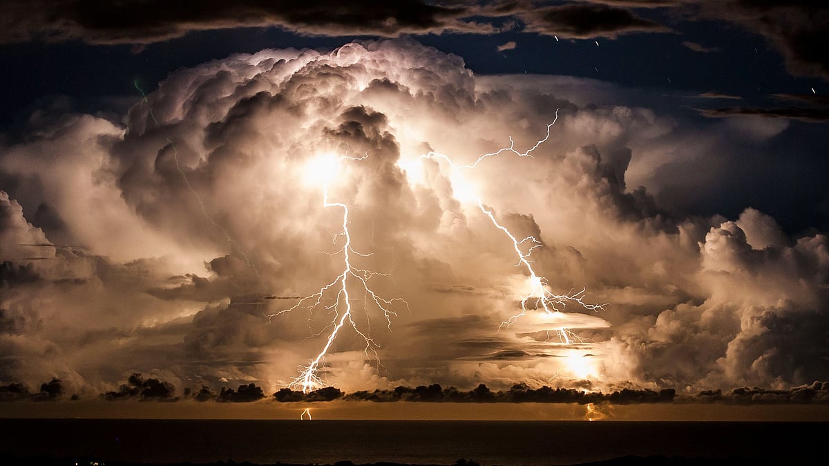 வீட்டில் வீடியோ கேம் விளையாடிய வாலிபர் மீது மின்னல் தாக்குதல்.. எங்கு நடந்த சம்பவம் இது தெரியுமா? 